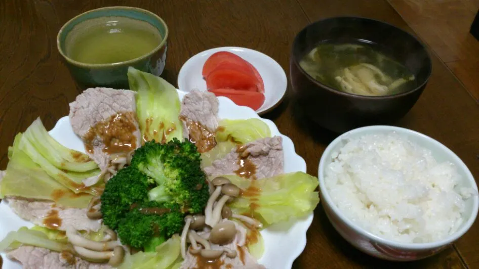 ゆで豚＆ワカメと油揚げと玉ねぎの味噌汁＆トマト|えっちゃんさん