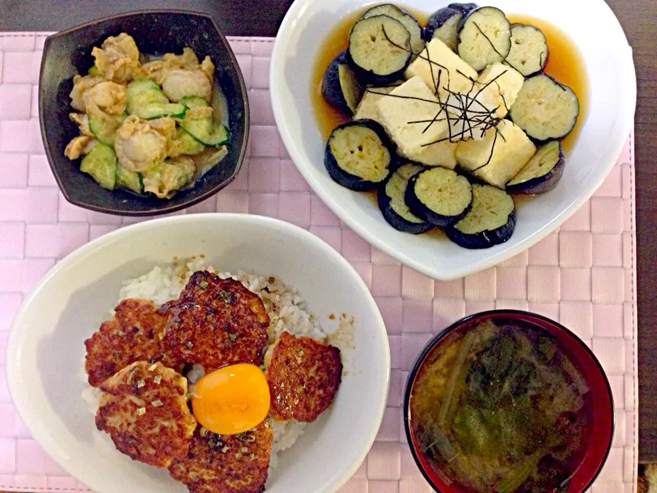 お夕飯♡つくね丼、茄子とお豆腐の揚げ出し、大根と小松菜のお味噌汁♡|あいかさん