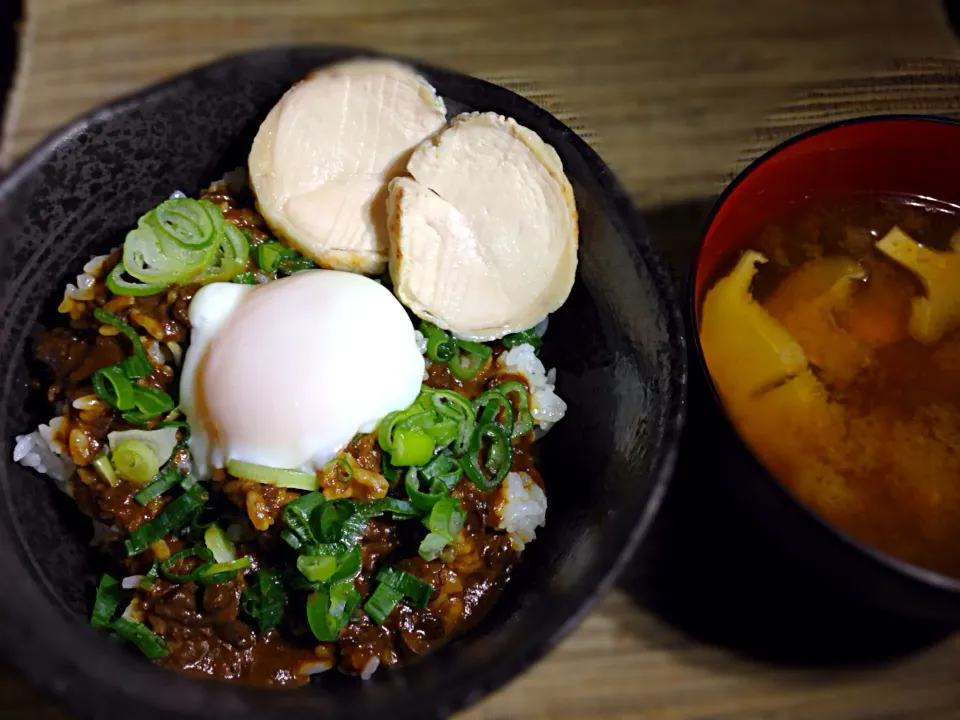 どて煮のタレ丼、温玉&チキンロールのせ|あつしさん