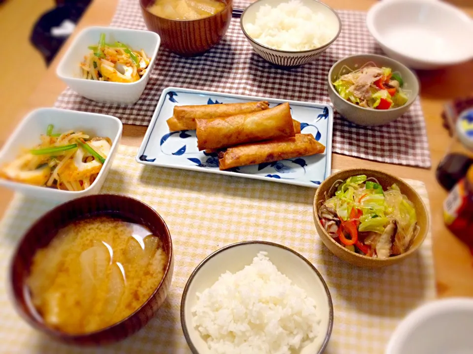 春巻き、もやしと小松菜のラー油和え、春雨と野菜のレンジ炒め、大根と油揚げの味噌汁。|あすみさん