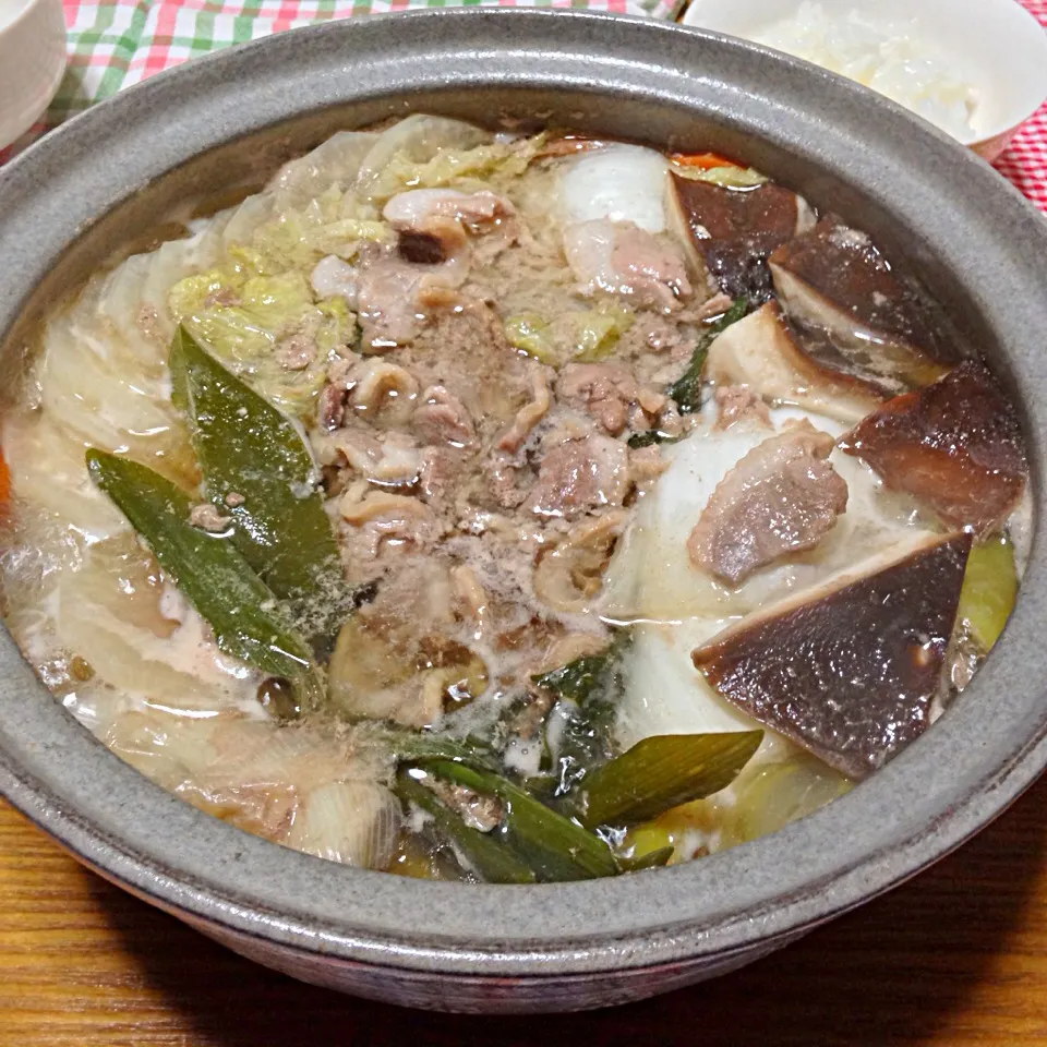 【今夜のウチご飯】合鴨鍋。長ネギをこれでもかっっとたっぷり入れて，大根スライスや白菜などお野菜いっぱいの合鴨鍋。うん，これは，合鴨肉を味わうというより，合鴨の脂と出汁が染み込んだお野菜を食べる鍋だな。〆は何にしよう…。蕎麦…うどん…雑炊…悩むなぁ。もちろん，お供は赤いの(￣▽￣)|takuya KAWANOさん