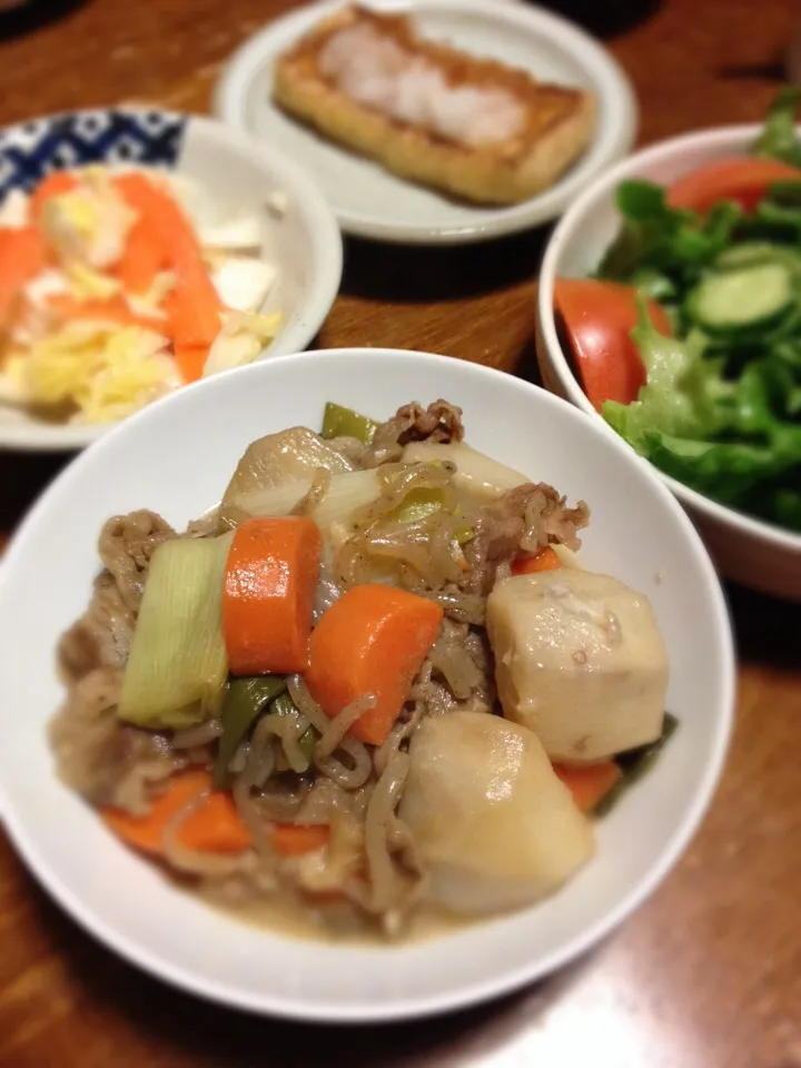 牛肉と里芋煮、グリーンサラダ、白菜塩麹漬け、焼き油揚げおろし添え。|raku_darさん