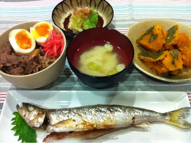 牛丼・キュウリの塩焼き・かぼちゃ煮物・キャベツのお浸し・たち味噌汁|まーままさん