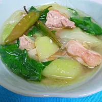 ティノラ(Tinola)フィリピン料理です。
鶏肉を生姜、にんにく、玉ねぎで炒めて。鳥がらｽｰﾌﾟ、塩かナムプラで味付けして。水を加えて、青パパヤ(無ければ　きゅり)と
ほうれんそ、青唐辛子を入れて。出来上がりです。
寒い冬に体を温めるです。|Fujishiro Melodyさん