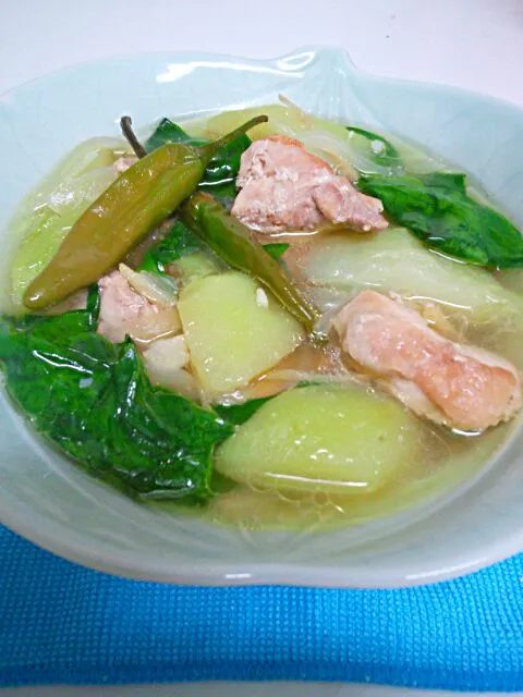 ティノラ(Tinola)フィリピン料理です。
鶏肉を生姜、にんにく、玉ねぎで炒めて。鳥がらｽｰﾌﾟ、塩かナムプラで味付けして。水を加えて、青パパヤ(無ければ　きゅり)と
ほうれんそ、青唐辛子を入れて。出来上がりです。
寒い冬に体を温めるです。|Fujishiro Melodyさん