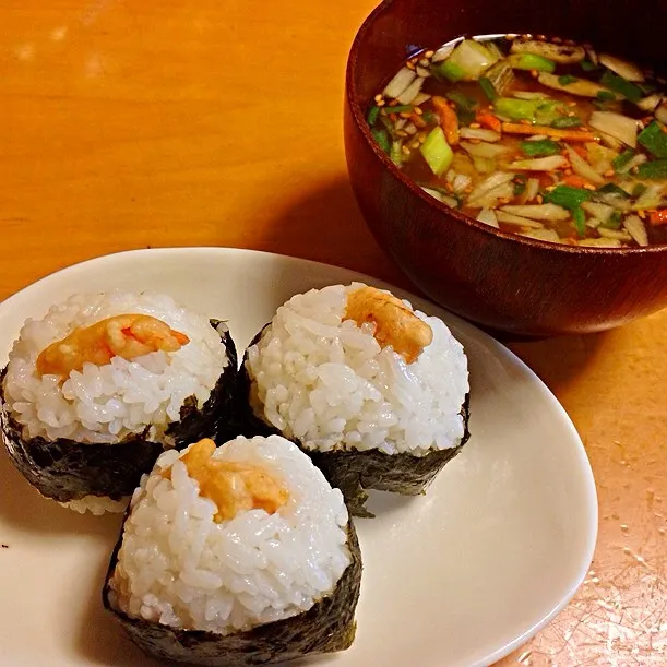 今日のランチ。
手作り天むすとタニタのお味噌汁。|chacoさん