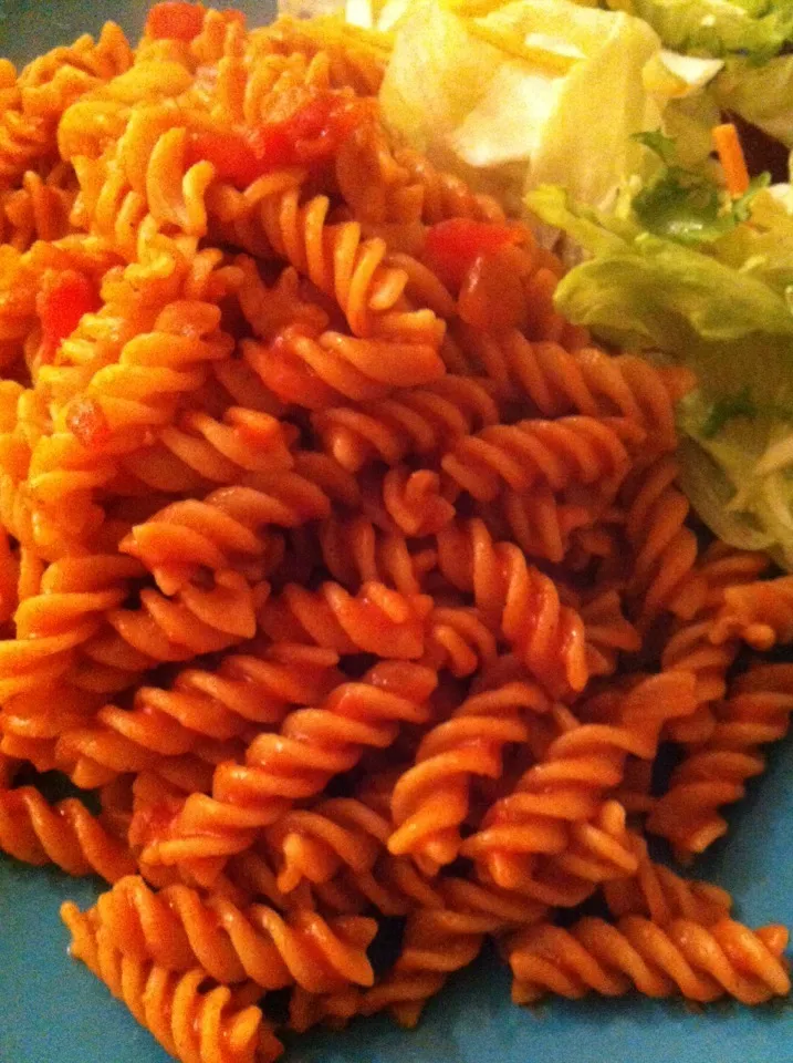 Tomato & chilli pasta w/ salad|Nick Hiderさん