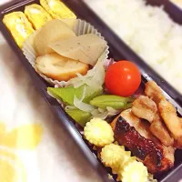 今日の夫弁当！じゃこ玉子焼き、おでん、スナップエンドウと玉ねぎの炒め物、ベビーコーン、鶏モモ肉の焼肉のタレ焼き。|はなももさん