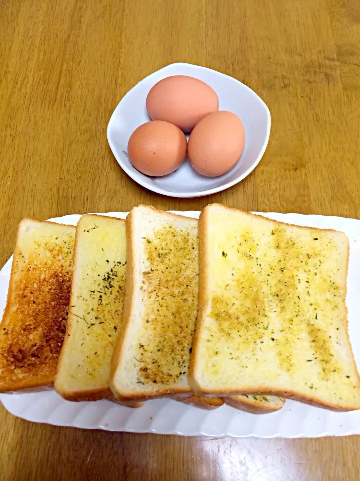 Garlic bread with boiled egg|rossさん