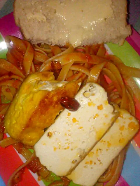 Vegan"chicken"marinated tofu with homemade smoked paprika suave, linguini, and buttered white bread|Polly Gelfusoさん