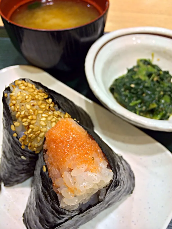 今朝は雨宿りしながら、ごましそ昆布と明太子のおにぎりに、お味噌汁とほうれん草の胡麻和えの朝定食。|Takashi H.さん