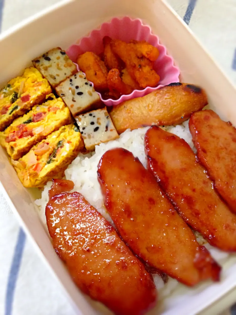 簡単だんな弁当。昨日の福神漬け味付け海苔の卵焼きに葱を入れたら味がしまって美味しかった👍|nonさん