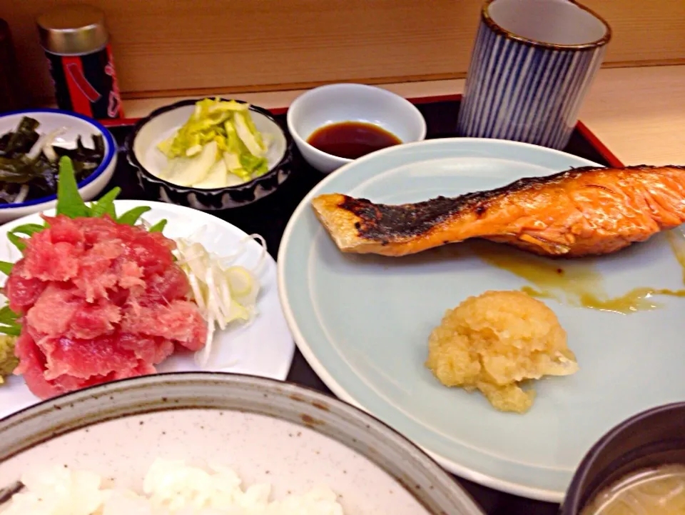 銀鮭と中おちの定食|流線形さん