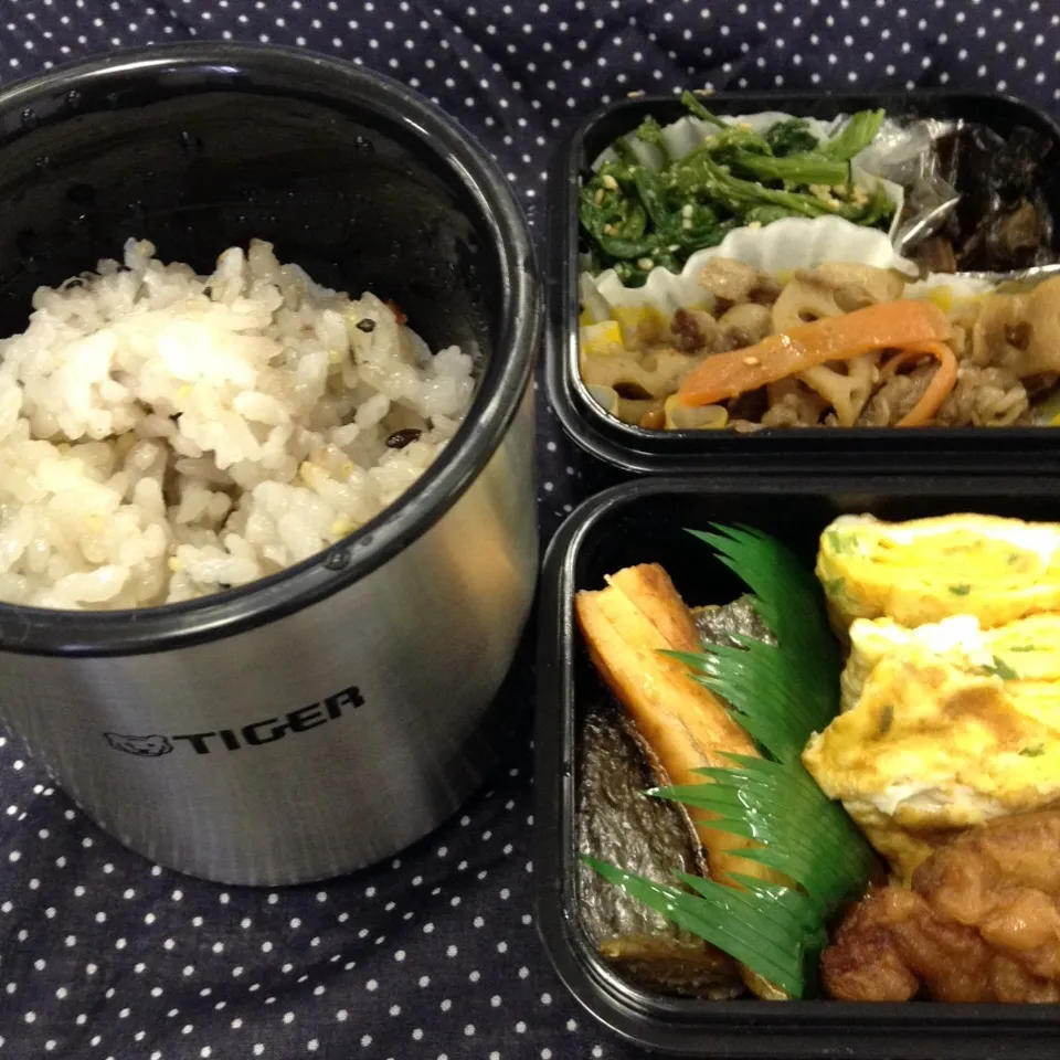 弁当（紅鮭、唐揚げ、玉子焼き、れんこん牛肉きんぴら、ほうれん草胡麻和え、舞茸昆布）|SasaMasa213さん