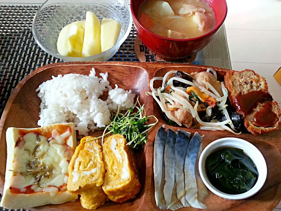 高野豆腐のピザ、厚焼き玉子、豆苗炒め、わかめの３杯酢、シメサバ、メンチカツ、大豆でできた畑の肉と野菜炒め、畑の肉使用豚汁風、りんご|真由美さん