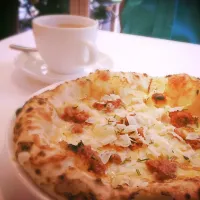 Snapdishの料理写真:Smoked cheese with meat sauce Pizza|RungRungさん