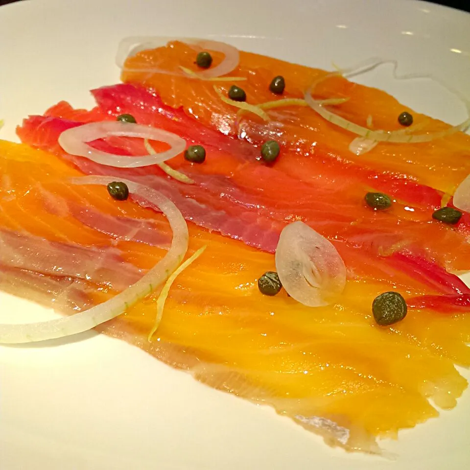 Gravlax platter with capers. Flavour: Original, paprika, and lemongrass with beetroot|Ryan Leeさん