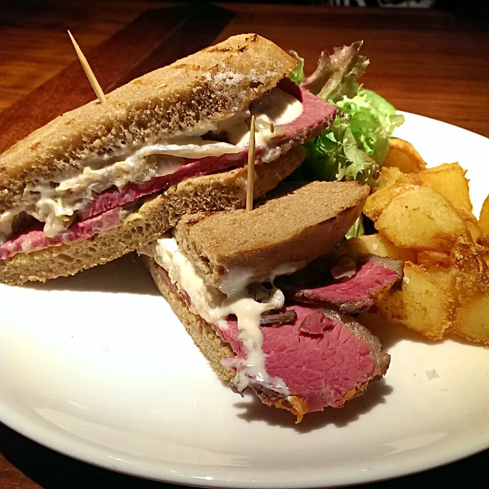 Classic Reuben, beef sandwich with sauteed sauerkraut.|Ryan Leeさん