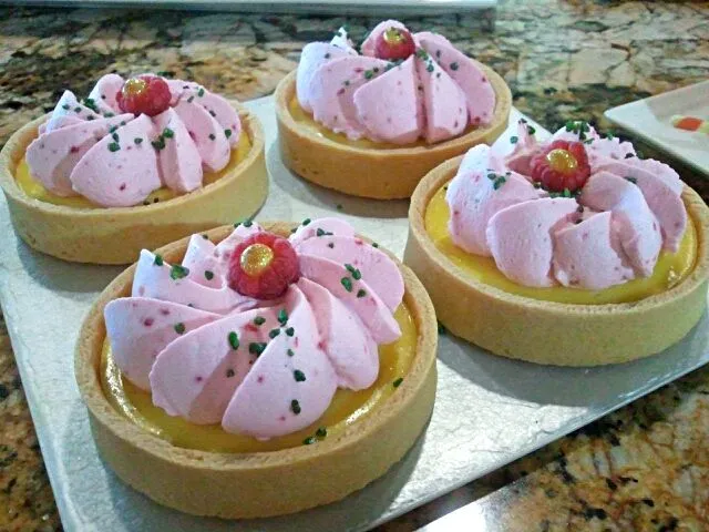 Lemon curd raspberry mousse tart with premade tart shells|Chef On Qさん