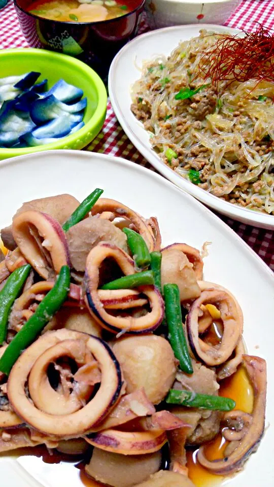 春雨とひき肉の炒め煮(合挽肉･にんにく･生姜･青ねぎ･糸唐辛子)、いか里芋煮(いんげん)、茄子浅漬け、お味噌汁(えのき･花麩･青ねぎ)|まあるさん