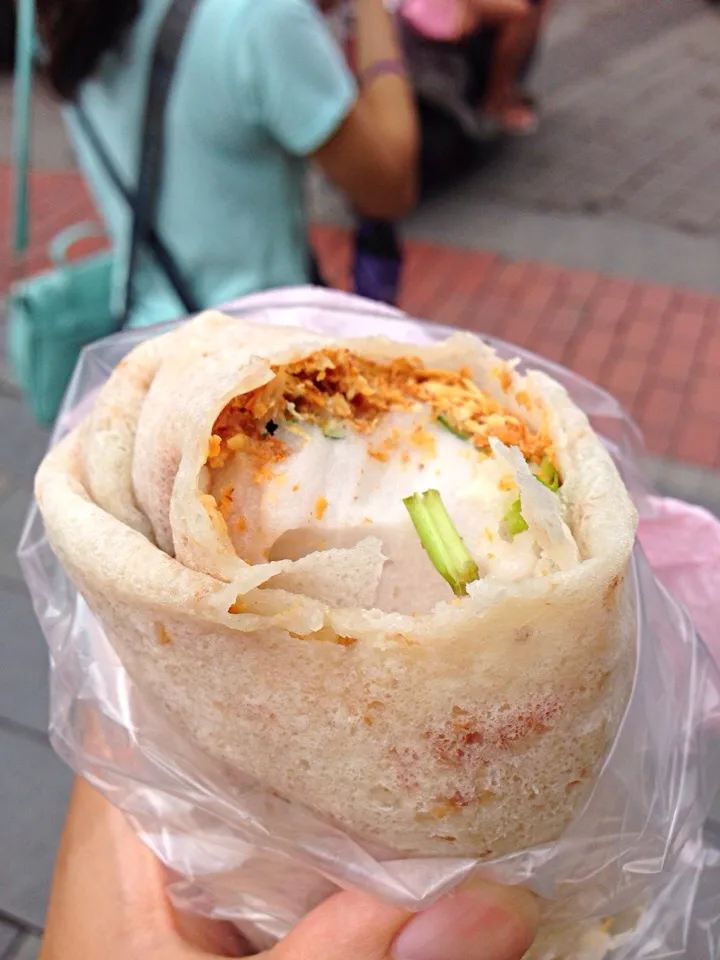 Taiwanese Pancake Stuffed with Vanilla & Chocolate Icecream, Parsley & Peanut|willklhさん