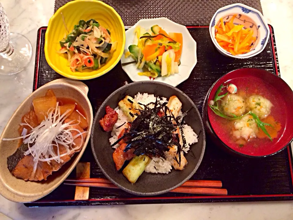 Snapdishの料理写真:焼き鳥丼、ブリ大根、はんぺん団子のお吸い物、自家製浅漬け、キャロットラペ、和え物|さとみさん