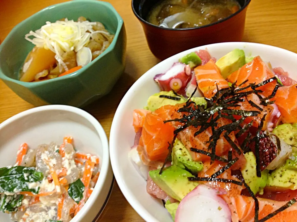 海鮮丼、白和え、牛すじ大根、他|まりこさん