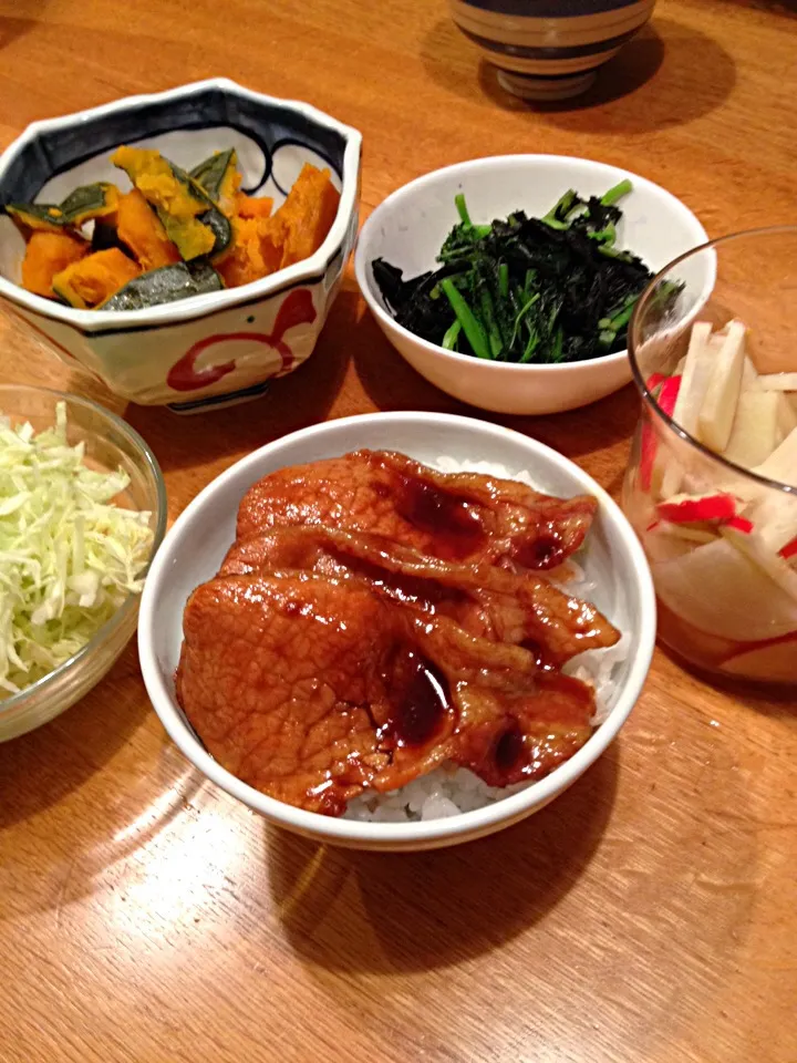 豚丼、紅大根の甘酢漬け、かぼちゃの甘煮、からし菜のお浸し、千切りキャベツ🎶|レナコさん