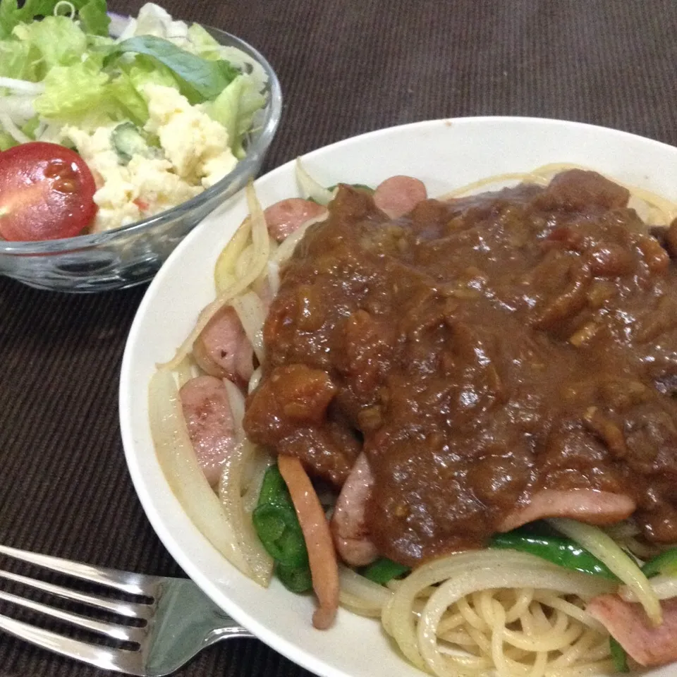 Snapdishの料理写真:カレースパゲッティ、サラダ|SasaMasa213さん