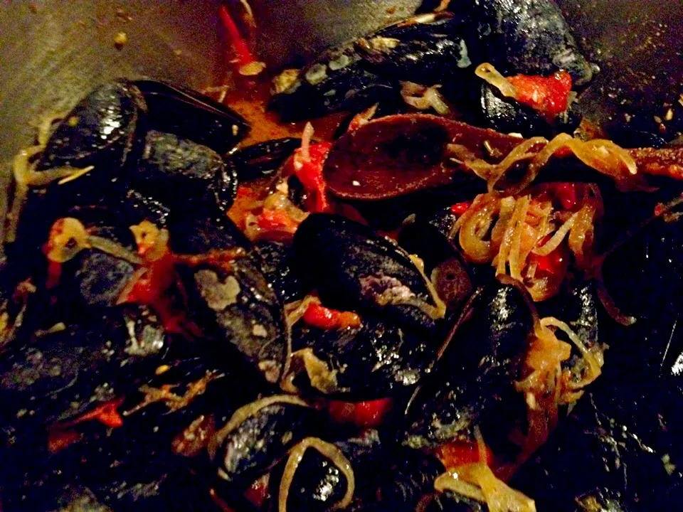 Italian mussels in tomato, garlic wine sauce|Michele Fortunatiさん