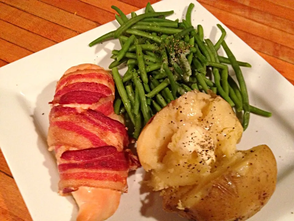 Jalapeño bacon wrapped chicken , baked potatoes, garlic green beansgarlic|Michele Fortunatiさん