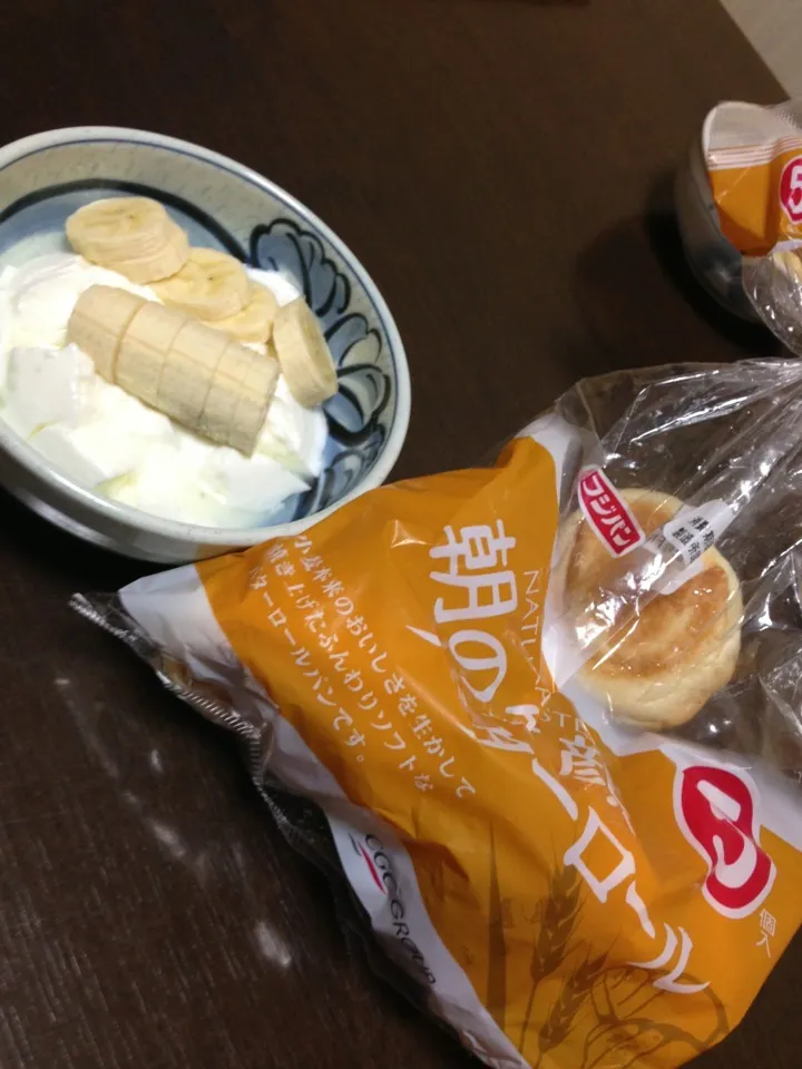 Snapdishの料理写真:バターロール＆バナナヨーグルト|おぎしょーさん