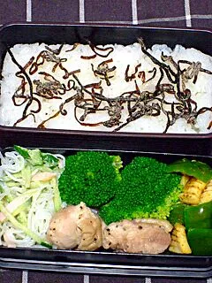 お弁当（塩昆布のせご飯、鶏もも肉のレモンペッパーソテー、春雨サラダ、イカとピーマンのカレー炒め、ブロッコリー）|すーさん