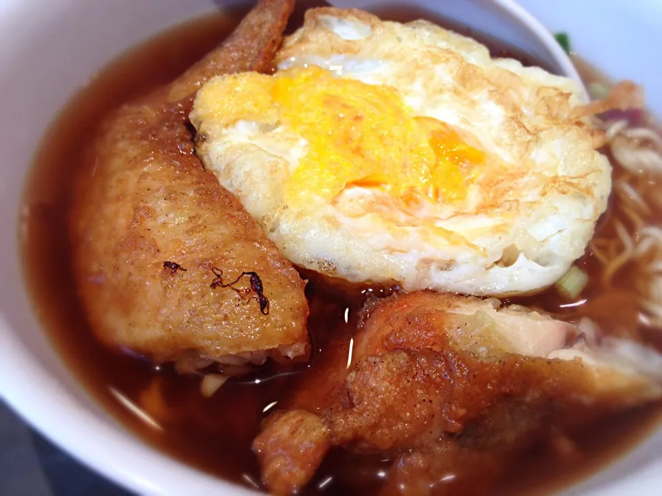 Instant noodles, fried egg and chicken wing|Jeremy Khooさん