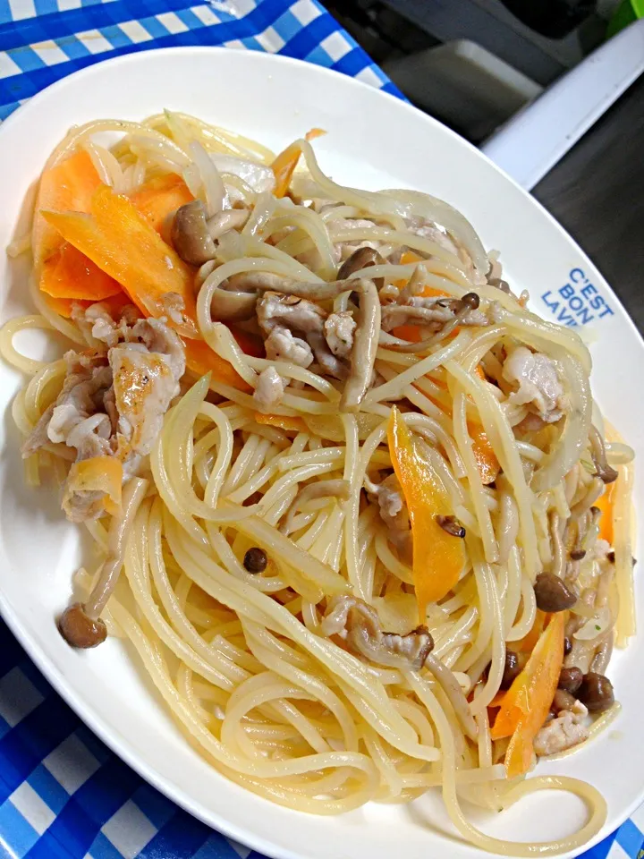 豚肉とシメジのスパゲティ、味は、ペペロンチーノだよ|ハルさん