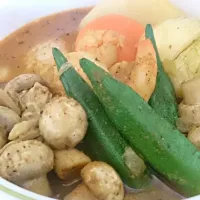 Snapdishの料理写真:スープカレーです。あ、奥芝商店のおうちカレーに野菜を放り込んだだけ～♪|Izumi Nakayamaさん