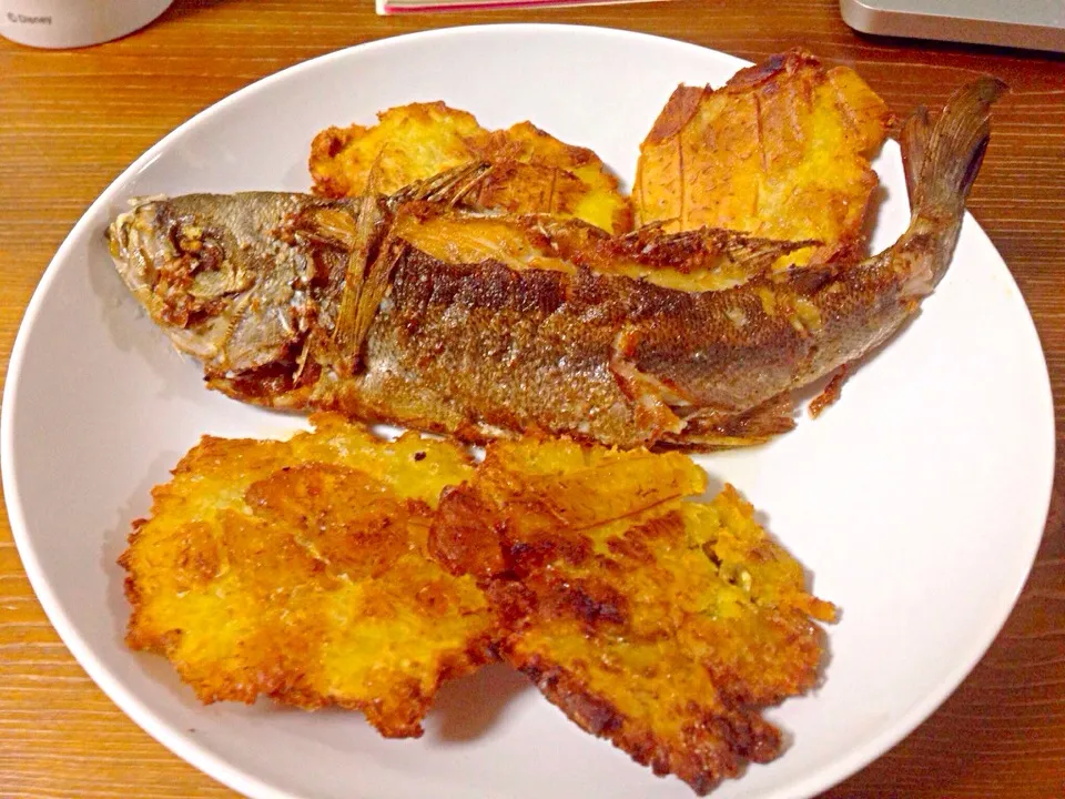 Snapdishの料理写真:Pescado frito con patacones|luz nellyさん