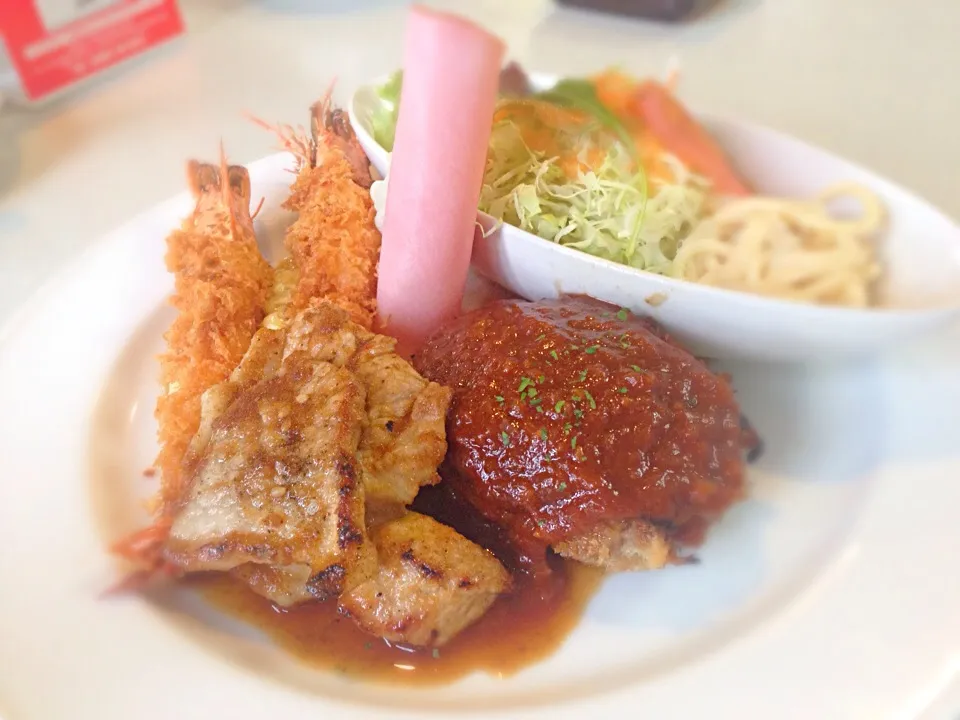 ランチ エビフライと生姜焼きとハンバーグ|しょうさん