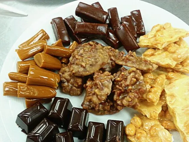 assorted handmade confections: peanut brittle, molded chocolate, peanut butter taffy, chocolate caramel, and pecan praline|Chef On Qさん