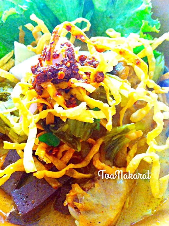 Northern thai style Chicken Noodle Curry Soup (Khao Soi Kai) ข้าวซอยไก่|Toa Nakaratさん