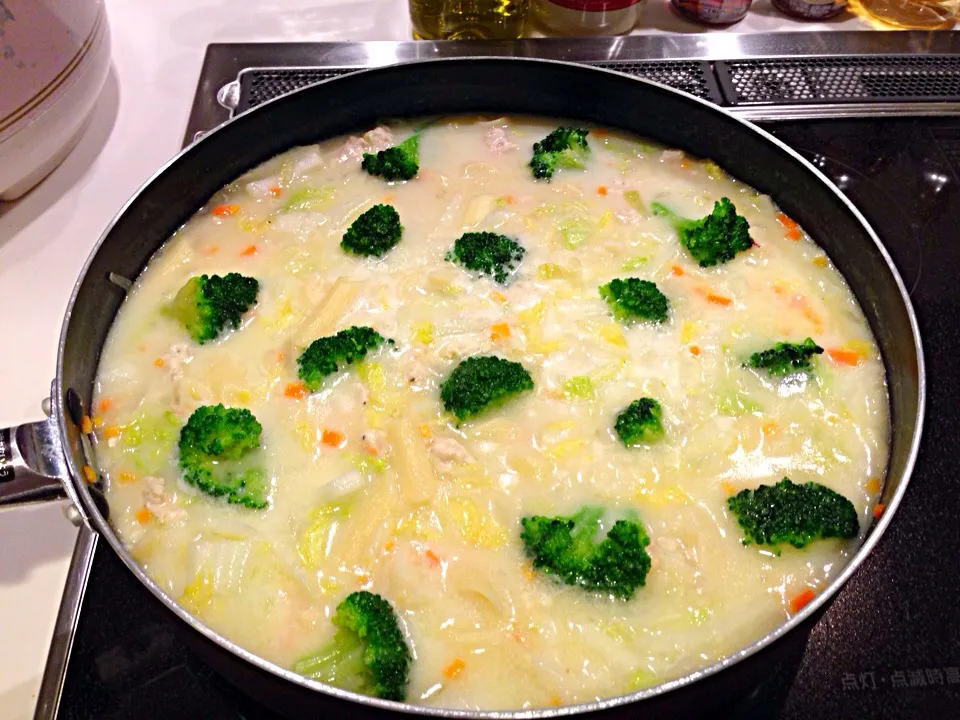 Chicken Macaroni soup with broccoli .|maria luisa ishiiさん