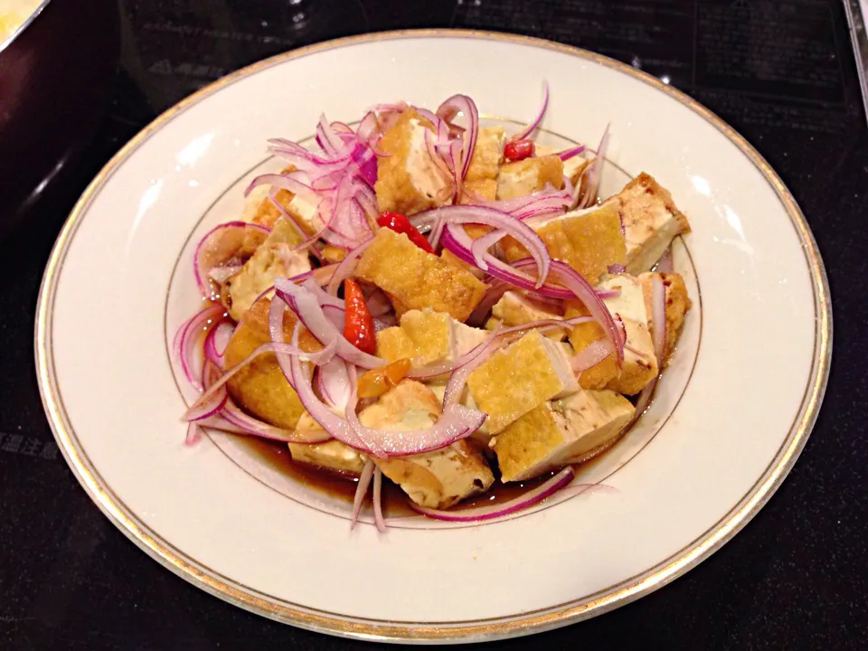 Snapdishの料理写真:Fried tofu marinated with vinegar and soy sauce and red onions.|maria luisa ishiiさん