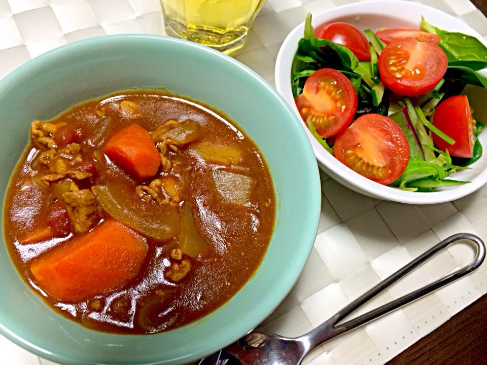 トマトカレーとベビーリーフのサラダ|リコさん