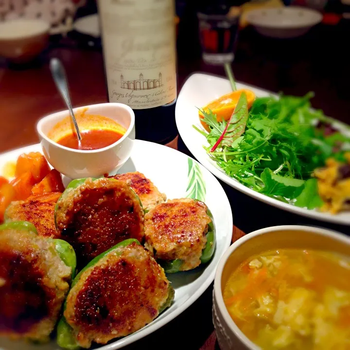 ピーマンの肉詰め＆野菜たっぷり野菜スープ＆ベランダの恵みサラダ＆ワイン♪(´ε｀ )|みぃさん