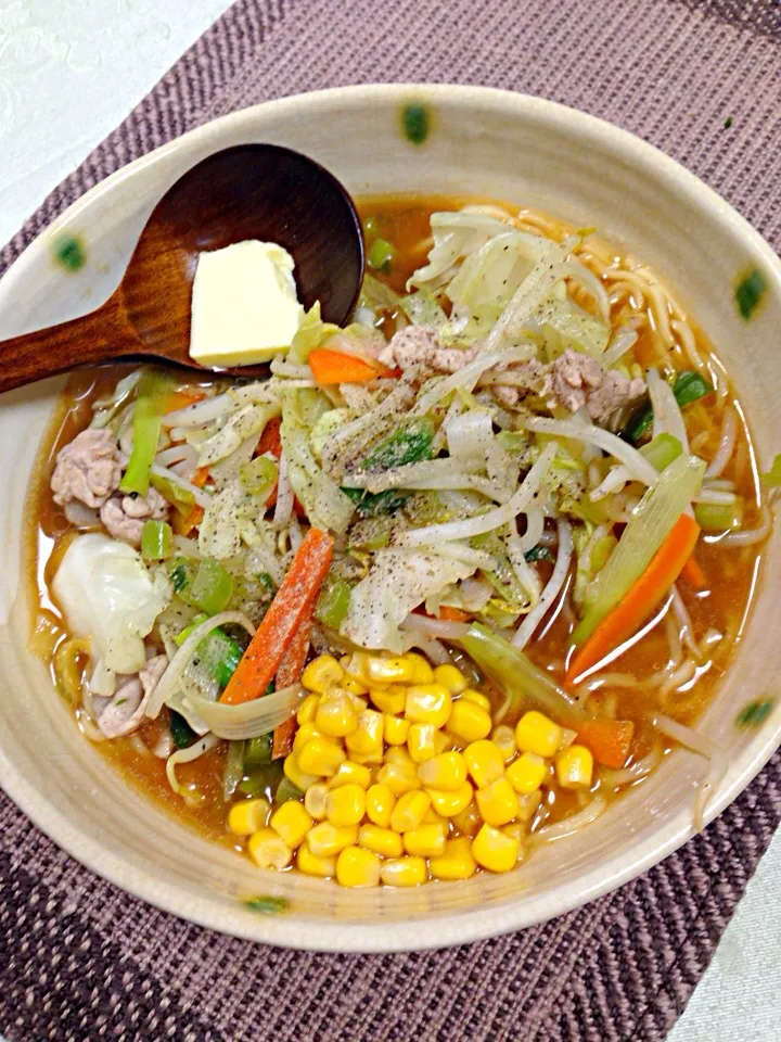 旦那作 煮干しダシを効かせた野菜たっぷり味噌バターコーンラーメン🍜|デミさん