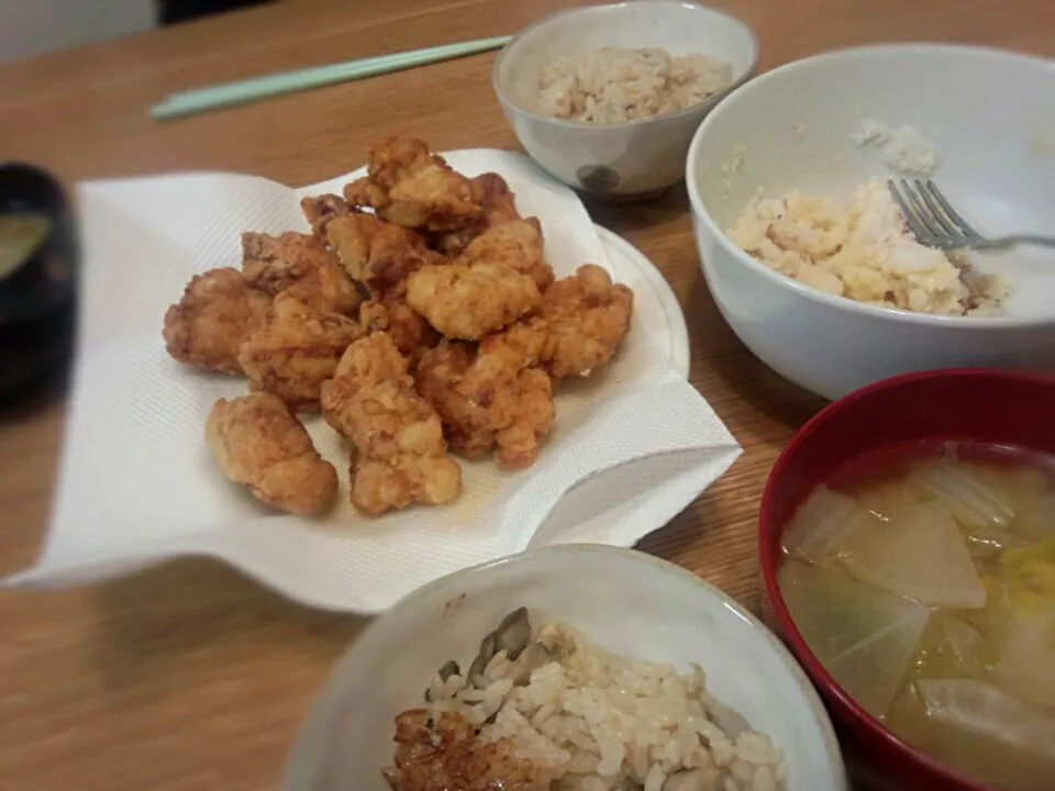 からあげ、炊き込みご飯、味噌汁、ポテトサラダ|はるさん