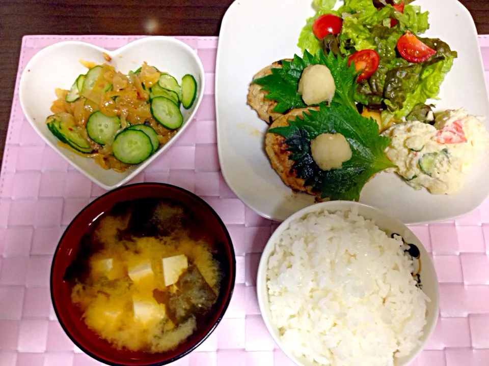 お夕飯♡和風おろしハンバーグ、ポテトサラダ、中華くらげと胡瓜の和え物、豆腐とわかめのお味噌汁♡|あいかさん