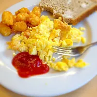 Snapdishの料理写真:typical breakfast. eggs, tatertots and whole wheat toast|kashiさん