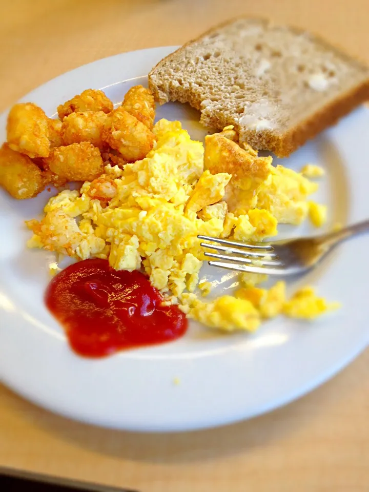 typical breakfast. eggs, tatertots and whole wheat toast|kashiさん