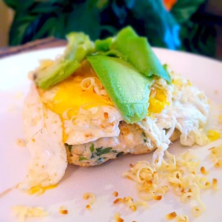 Homemade chicken patty topped with a whole egg avocado and smoked Gouda cheese simply delish !!👌|Abigailさん